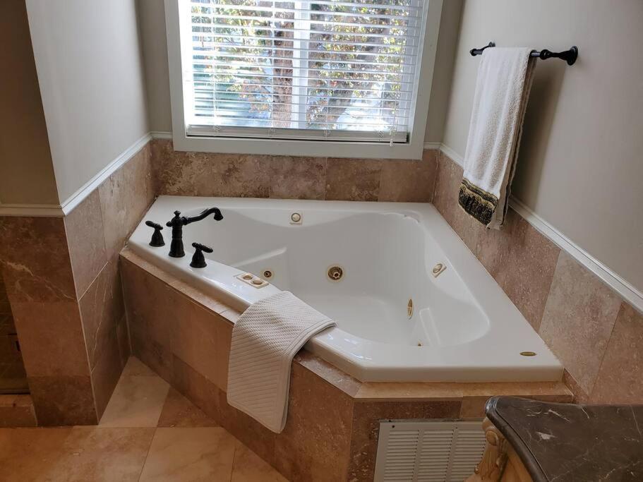 Sleeps16, Spacious Home, Close To Downtown, Beltline, And Walk To Restaurants, 75" Tv, 2 Person Jacuzzi, Ping Pong Atlanta Extérieur photo