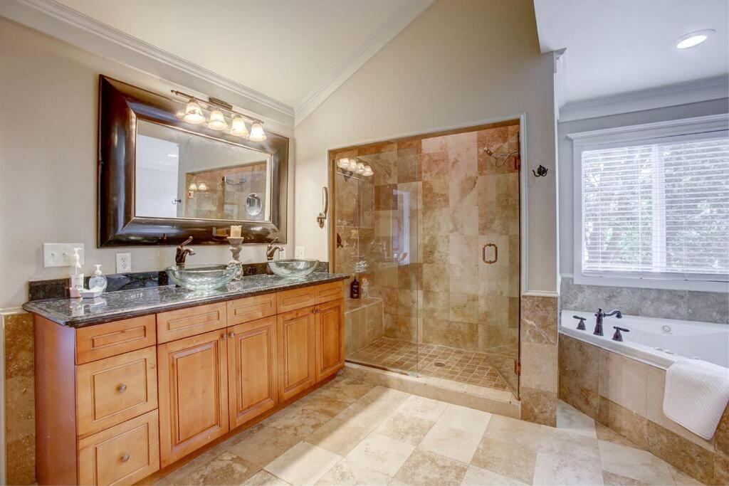 Sleeps16, Spacious Home, Close To Downtown, Beltline, And Walk To Restaurants, 75" Tv, 2 Person Jacuzzi, Ping Pong Atlanta Extérieur photo